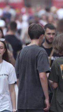 KYIV, UKRAINE SEPTEMBER 1, 2024: Bir şehir caddesinde yavaş çekim bir kalabalığın dikey videosu.