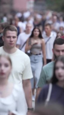 KYIV, UKRAINE SEPTEMBER 1, 2024: Bir şehir caddesinde yavaş çekim bir kalabalığın dikey videosu.