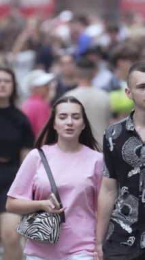 KYIV, UKRAINE 1 Eylül 2024: Kalabalık bir caddenin dikey videosu
