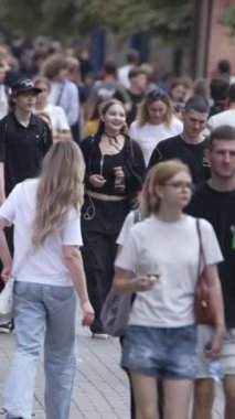 KYIV, UKRAINE 1 Eylül 2024: Kalabalık bir caddenin dikey videosu