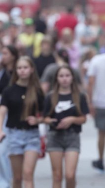 KYIV, UKRAINE 1 Eylül 2024: Kalabalık bir caddenin dikey videosu