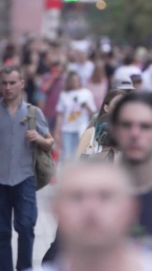 KYIV, UKRAINE 1 Eylül 2024: Kalabalık bir caddenin dikey videosu