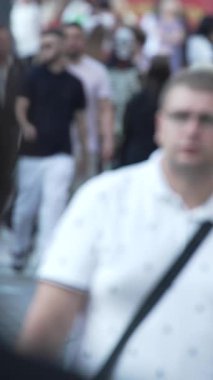 KYIV, UKRAINE 1 Eylül 2024: Kalabalık bir caddenin dikey videosu