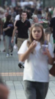 KYIV, UKRAINE 1 Eylül 2024: Kalabalık bir caddenin dikey videosu