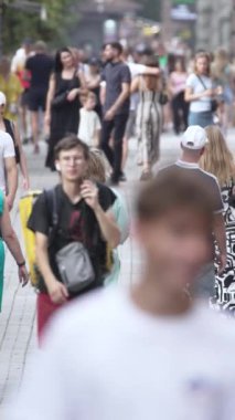 KYIV, UKRAINE 1 Eylül 2024: Kalabalık bir caddenin dikey videosu