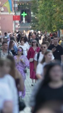 KYIV, UKRAINE 1 Eylül 2024: Kalabalık bir caddenin dikey videosu