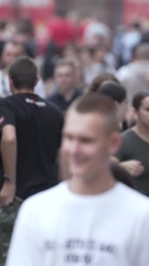 KYIV, UKRAINE 1 Eylül 2024: Kalabalık bir caddenin dikey videosu