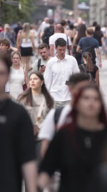 KYIV, UKRAINE 1 Eylül 2024: Kalabalık bir caddenin dikey videosu