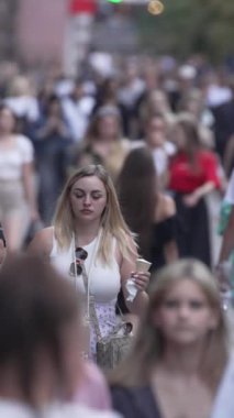 KYIV, UKRAINE 1 Eylül 2024: Kalabalık bir caddenin dikey videosu