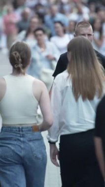 KYIV, UKRAINE 1 Eylül 2024: Kalabalık bir caddenin dikey videosu