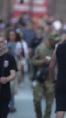 KYIV, UKRAINE 1 Eylül 2024: Kalabalık bir caddenin dikey videosu