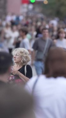 KYIV, UKRAINE 1 Eylül 2024: Kalabalık bir caddenin dikey videosu