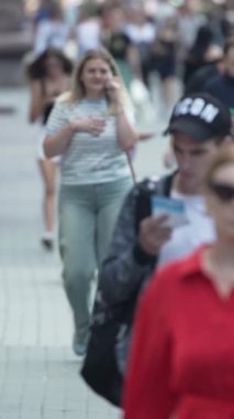 KYIV, UKRAINE 1 Eylül 2024: Kalabalık bir caddenin dikey videosu