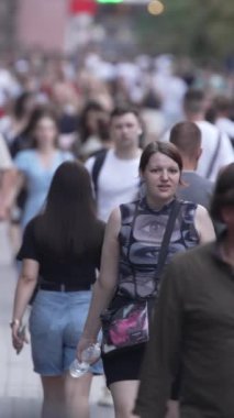KYIV, UKRAINE 1 Eylül 2024: Yürüyen kalabalığın dikey videosu