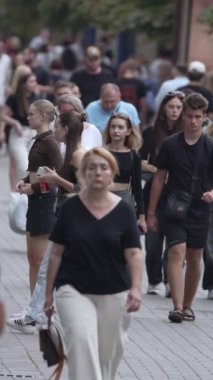 KYIV, UKRAINE 1 Eylül 2024: Yürüyen kalabalığın dikey videosu