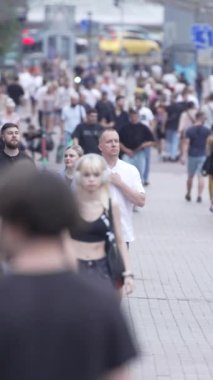 KYIV, UKRAINE 1 Eylül 2024: Yürüyen kalabalığın dikey videosu