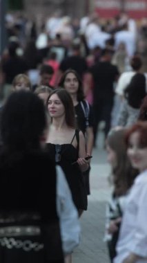 KYIV, UKRAINE 1 Eylül 2024: Yürüyen kalabalığın dikey videosu