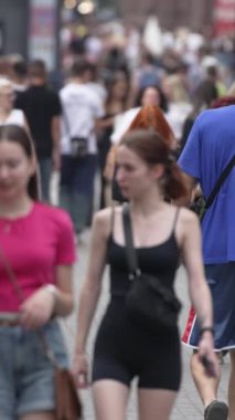 KYIV, UKRAINE 1 Eylül 2024: Yürüyen kalabalığın dikey videosu