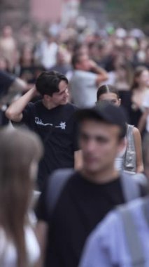 KYIV, UKRAINE 1 Eylül 2024: Yürüyen kalabalığın dikey videosu