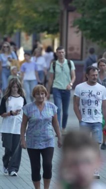 KYIV, UKRAINE 1 Eylül 2024: Yürüyen kalabalığın dikey videosu