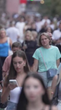 KYIV, UKRAINE 1 Eylül 2024: Yürüyen kalabalığın dikey videosu