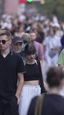 KYIV, UKRAINE 1 Eylül 2024: Yürüyen kalabalığın dikey videosu