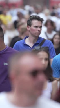 KYIV, UKRAINE 1 Eylül 2024: Yürüyen kalabalığın dikey videosu