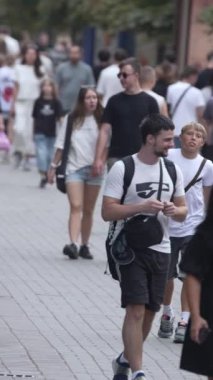 KYIV, UKRAINE 1 Eylül 2024: Yürüyen kalabalığın dikey videosu