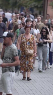 KYIV, UKRAINE 1 Eylül 2024: Yürüyen kalabalığın dikey videosu