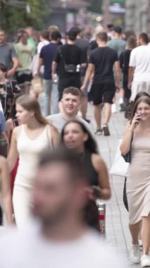 KYIV, UKRAINE 1 Eylül 2024: Yürüyen kalabalığın dikey videosu