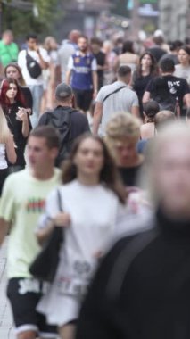KYIV, UKRAINE 1 Eylül 2024: Yürüyen kalabalığın dikey videosu