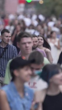 KYIV, UKRAINE 1 Eylül 2024: Şehirdeki birçok insanın dikey videosu