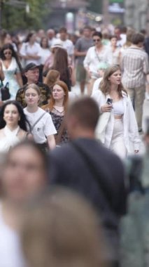 KYIV, UKRAINE 1 Eylül 2024: Şehirdeki birçok insanın dikey videosu