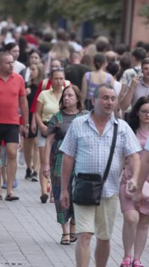 KYIV, UKRAINE 1 Eylül 2024: Şehirdeki birçok insanın dikey videosu