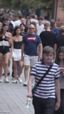 KYIV, UKRAINE 1 Eylül 2024: Şehirdeki birçok insanın dikey videosu