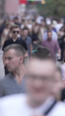 KYIV, UKRAINE 1 Eylül 2024: Şehirdeki birçok insanın dikey videosu