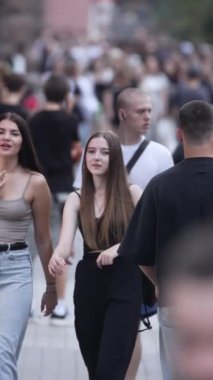 KYIV, UKRAINE 1 Eylül 2024: Şehirdeki birçok insanın dikey videosu