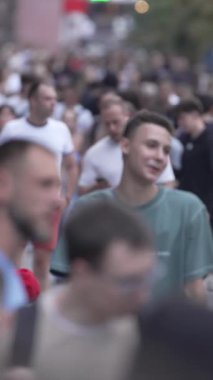 KYIV, UKRAINE 1 Eylül 2024: Şehirdeki birçok insanın dikey videosu