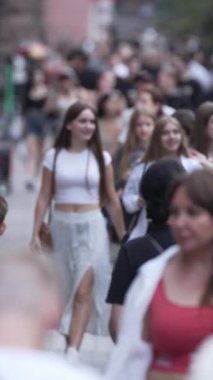 KYIV, UKRAINE 1 Eylül 2024: Şehirdeki birçok insanın dikey videosu