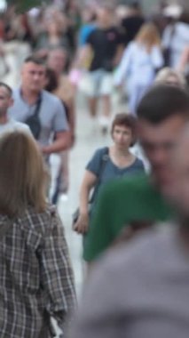 KYIV, UKRAINE 1 Eylül 2024: Şehirdeki birçok insanın dikey videosu