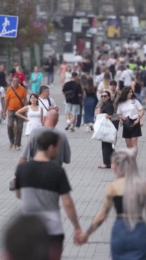 KYIV, UKRAINE 1 Eylül 2024: Şehirdeki birçok insanın dikey videosu