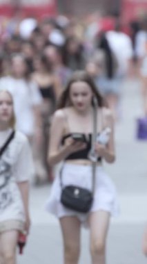 KYIV, UKRAINE 1 Eylül 2024: Şehirdeki birçok insanın dikey videosu