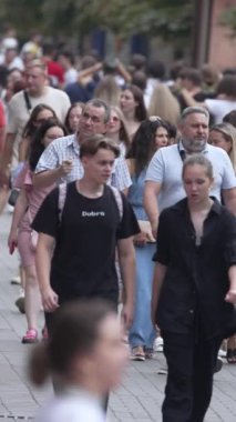 KYIV, UKRAINE 1 Eylül 2024: Kalabalık bir caddenin dikey videosu