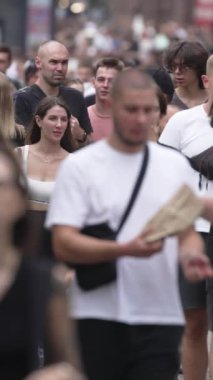 KYIV, UKRAINE 1 Eylül 2024: Kalabalık bir caddenin dikey videosu