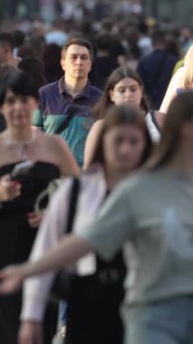 KYIV, UKRAINE 1 Eylül 2024: Kalabalık bir caddenin dikey videosu