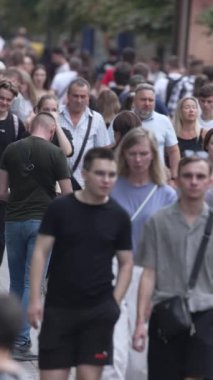 KYIV, UKRAINE 1 Eylül 2024: Kalabalık bir caddenin dikey videosu