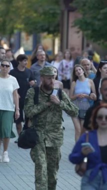 KYIV, UKRAINE 1 Eylül 2024: Kalabalık bir caddenin dikey videosu