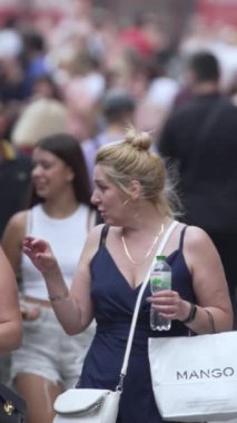 KYIV, UKRAINE 1 Eylül 2024: Kalabalık bir caddenin dikey videosu