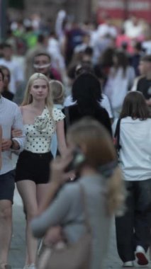 KYIV, UKRAINE 1 Eylül 2024: Kalabalık bir caddenin dikey videosu