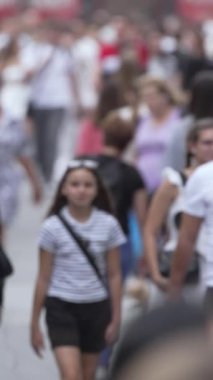 KYIV, UKRAINE 1 Eylül 2024: Kalabalık bir caddenin dikey videosu